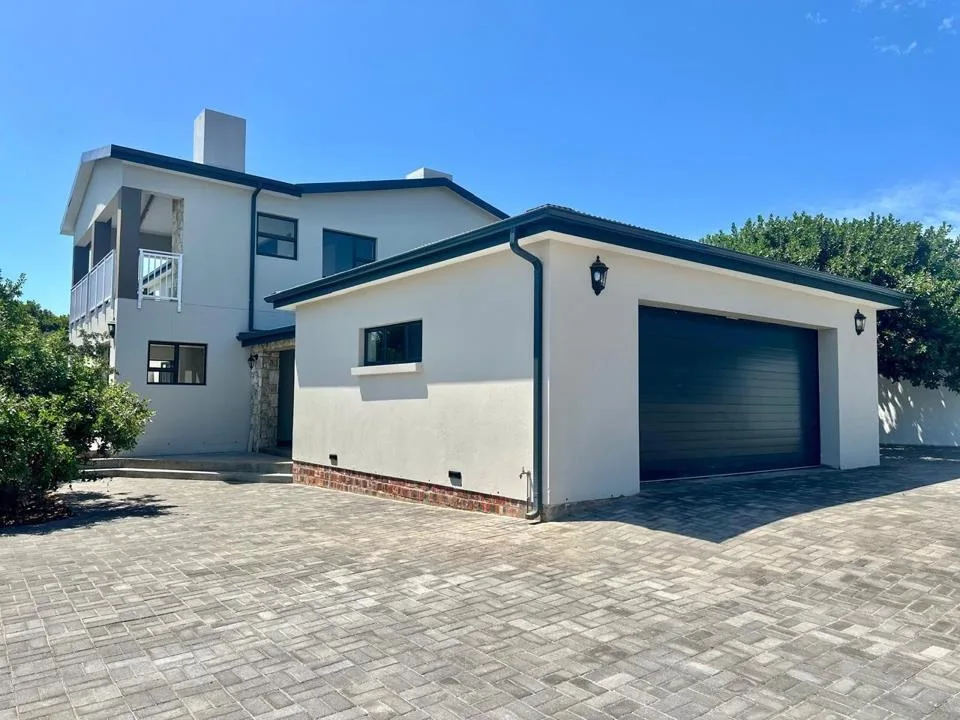 4 Bedroom House for sale in Stilbaai Wes