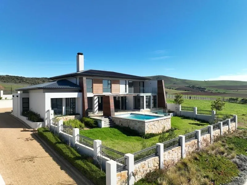 4 Bedroom House for sale in Clara Anna Fontein