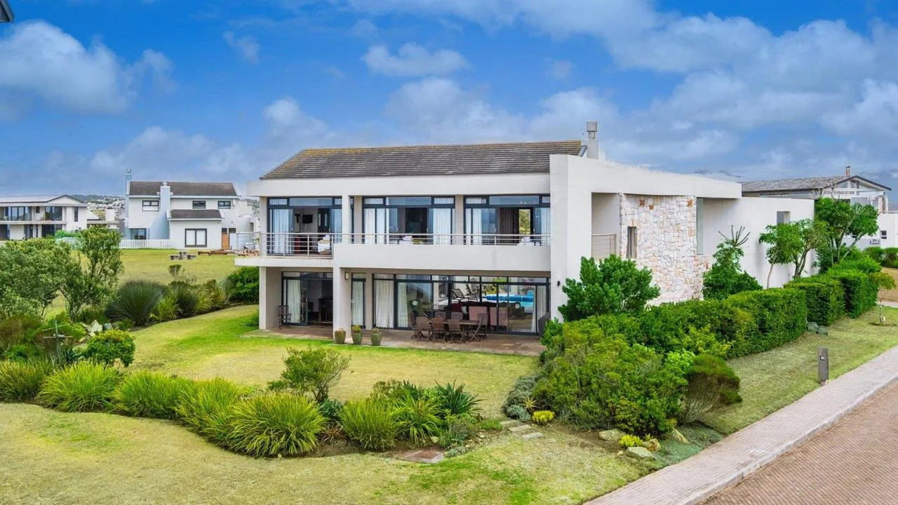 4 Bedroom House for sale in Oubaai