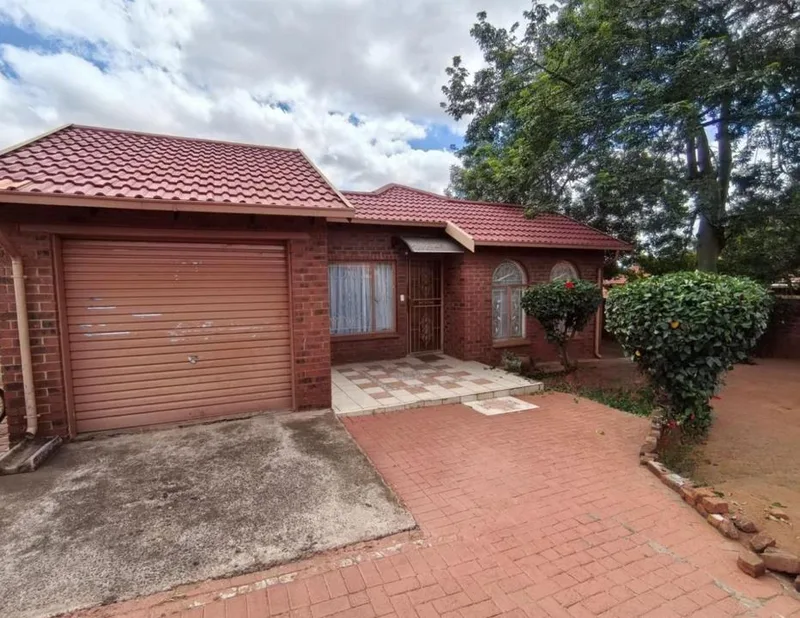 3 Bedroom House for sale in Geelhoutpark