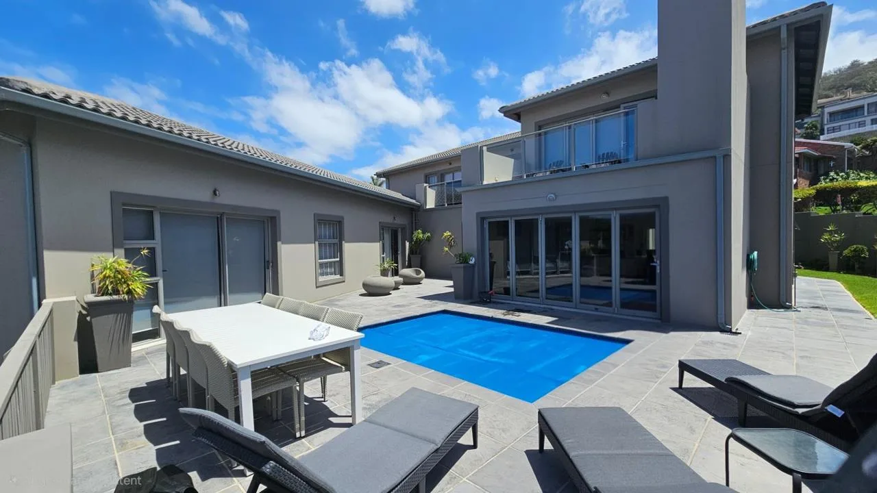 6 Bedroom House for sale in Outeniqua Strand