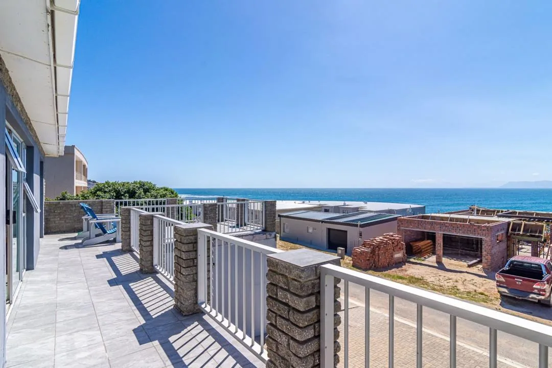 4 Bedroom House for sale in De Kelders