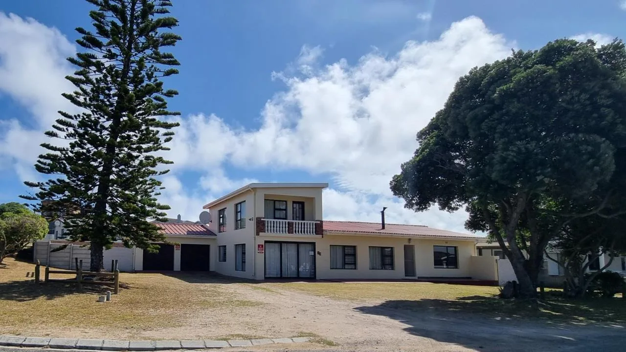 5 Bedroom House for sale in Struisbaai