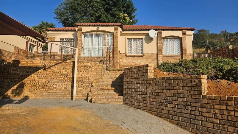 3 Bedroom Townhouse for sale in Safari Gardens