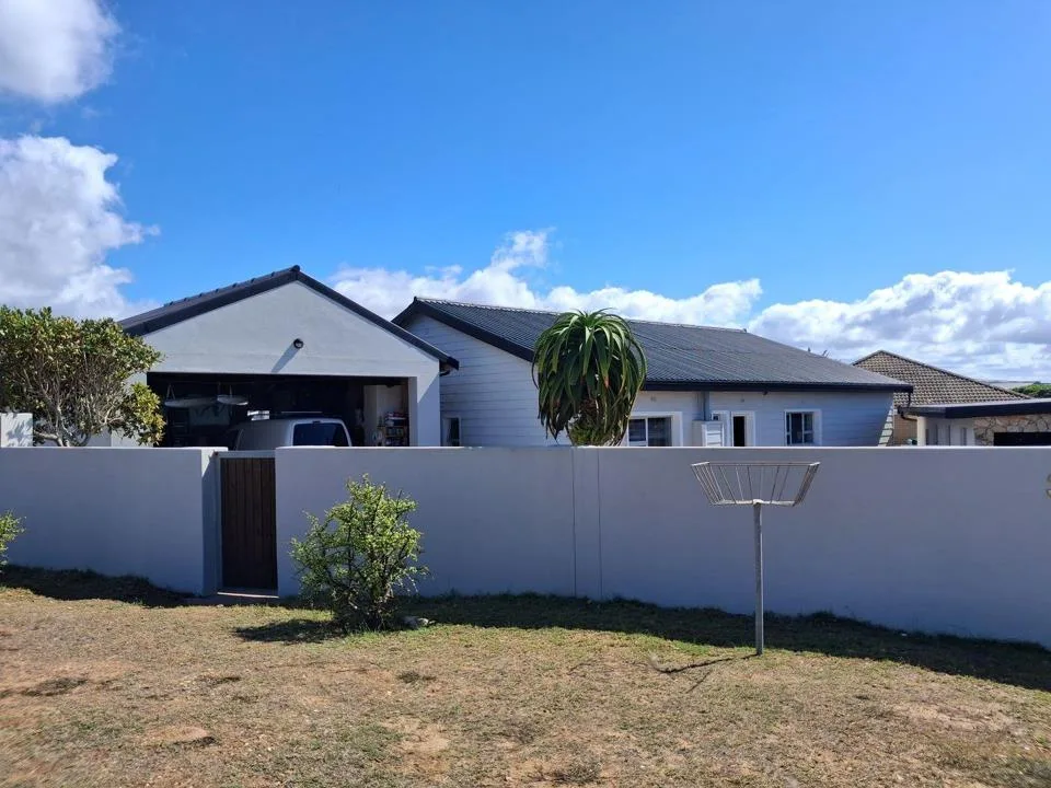 4 Bedroom House for sale in Stilbaai Wes