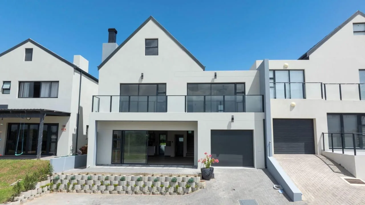3 Bedroom House for sale in Hartenbos Heuwels
