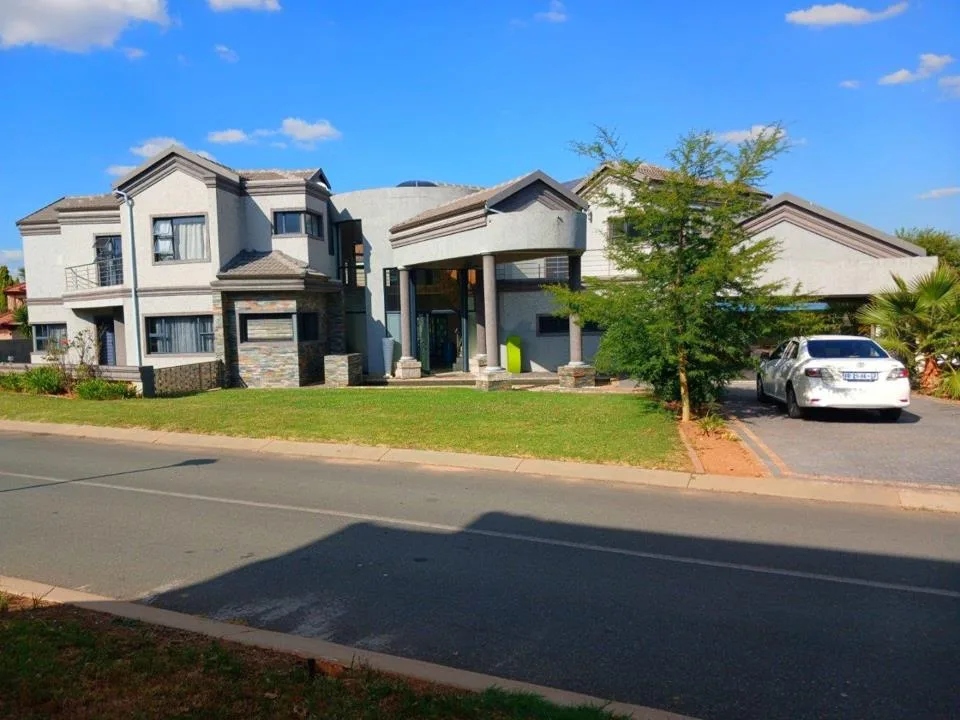 6 Bedroom House to rent in Blue Valley Golf Estate