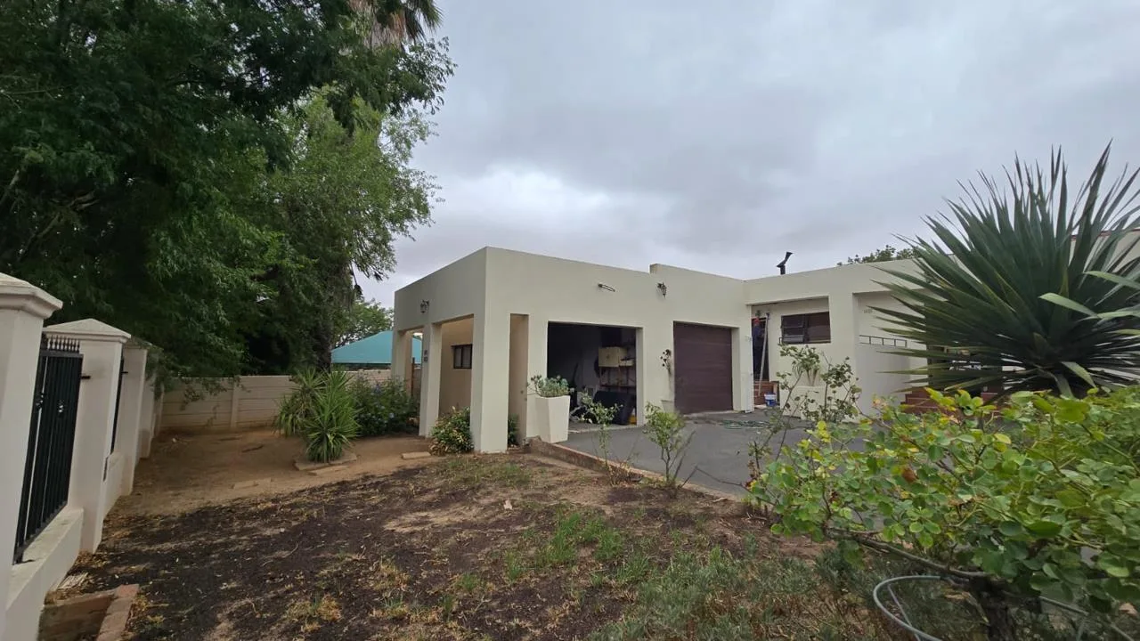 4 Bedroom House for sale in Bergzicht
