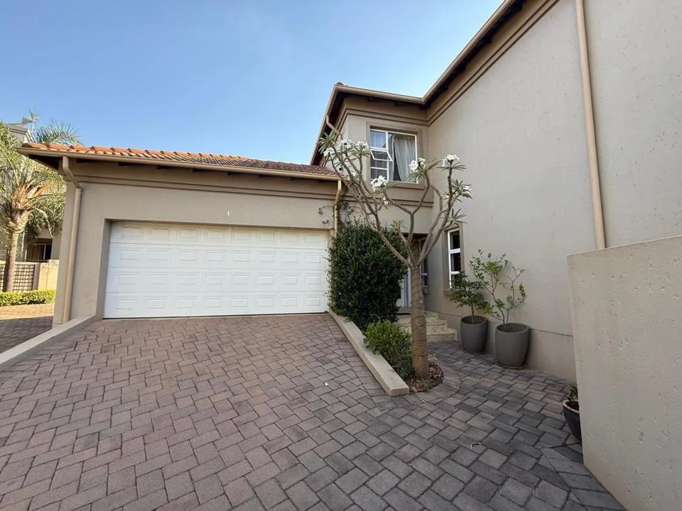 3 Bedroom Townhouse to rent in Midstream Estate