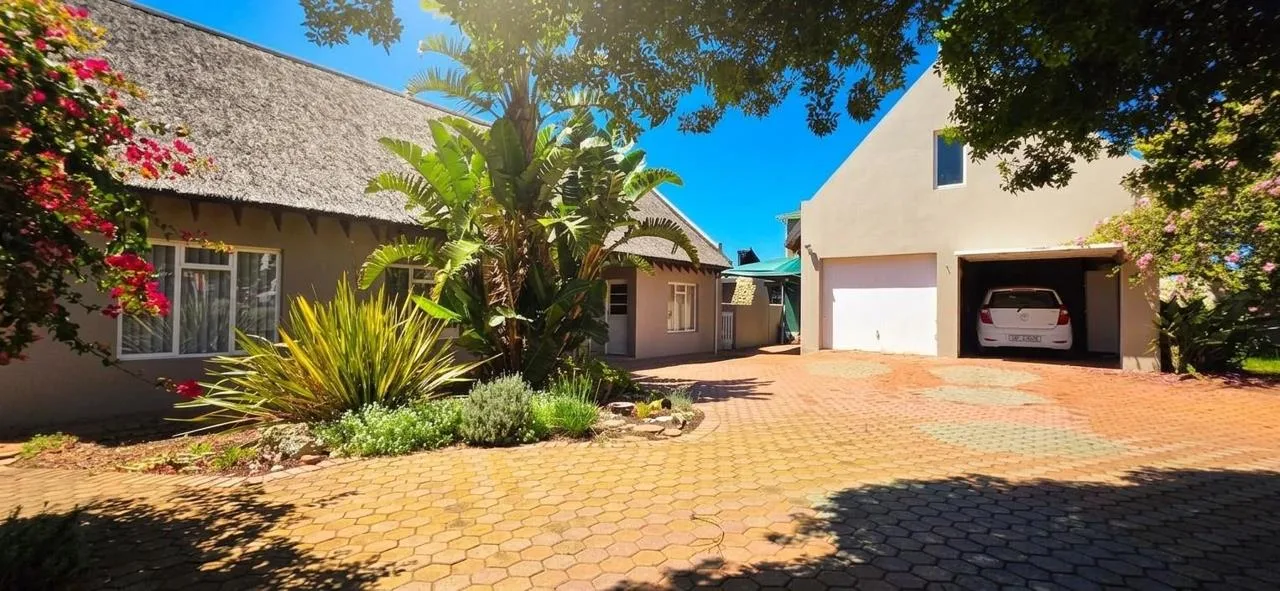 6 Bedroom House for sale in Stilbaai Wes