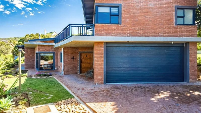 3 Bedroom House for sale in Outeniqua Strand