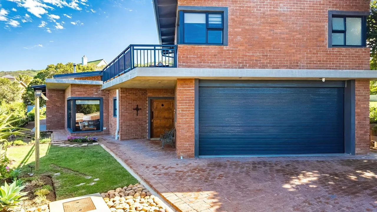 3 Bedroom House for sale in Outeniqua Strand