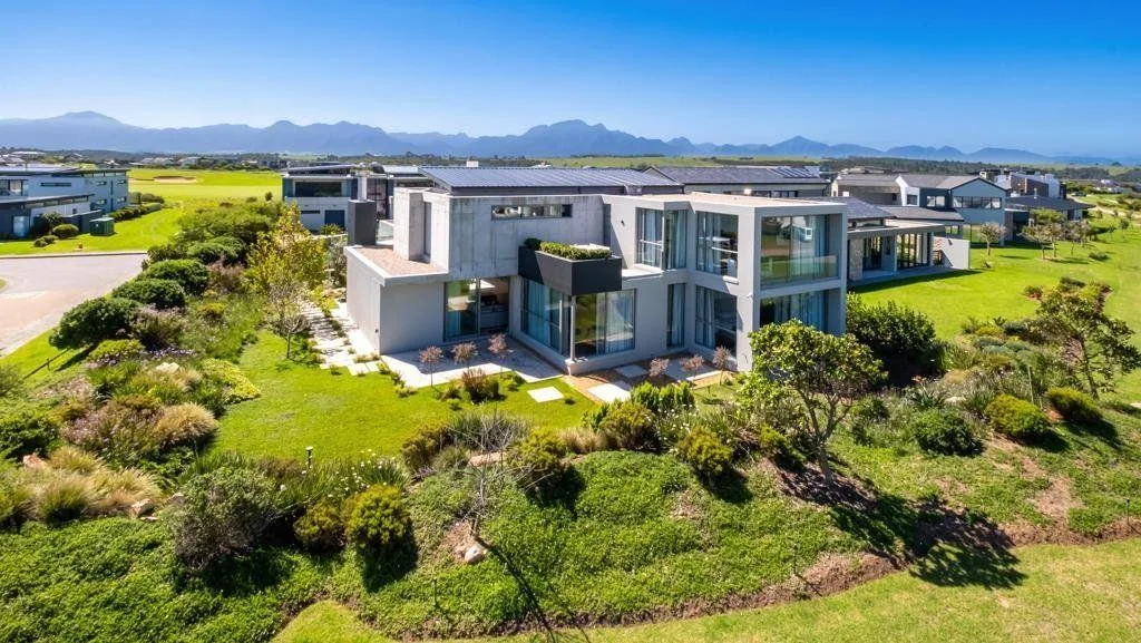 4 Bedroom House for sale in Oubaai