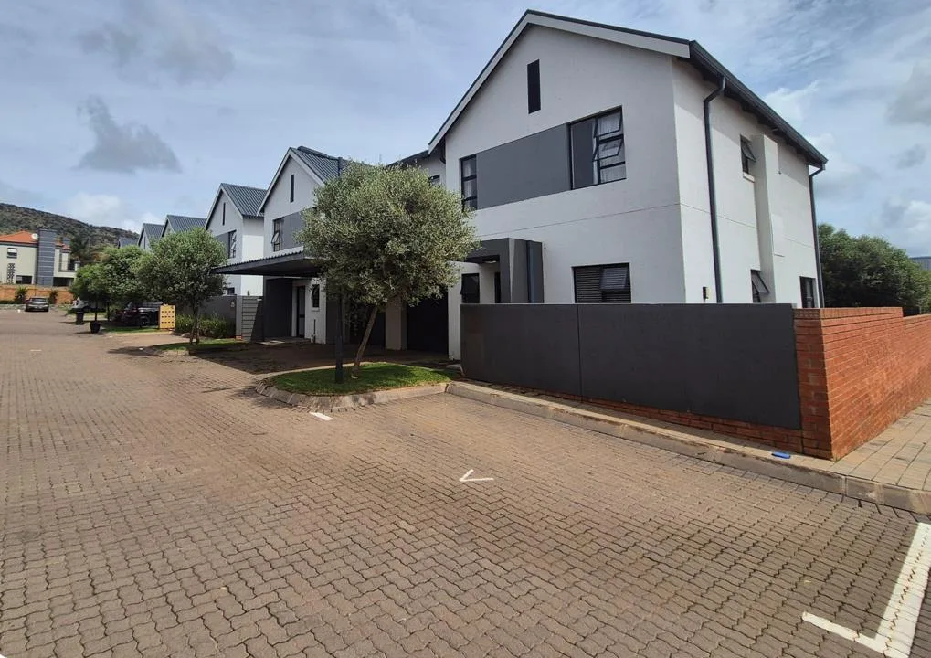 3 Bedroom Townhouse to rent in Pinehaven