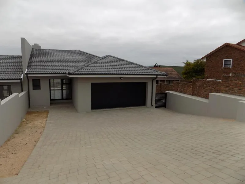3 Bedroom House for sale in Fraaiuitsig