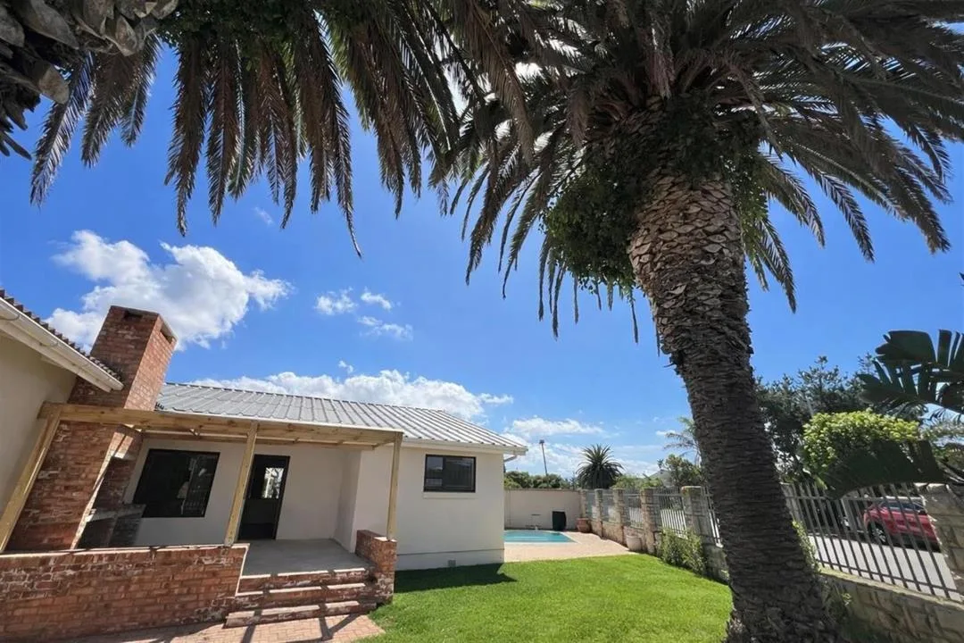 3 Bedroom House for sale in Hartenbos Central