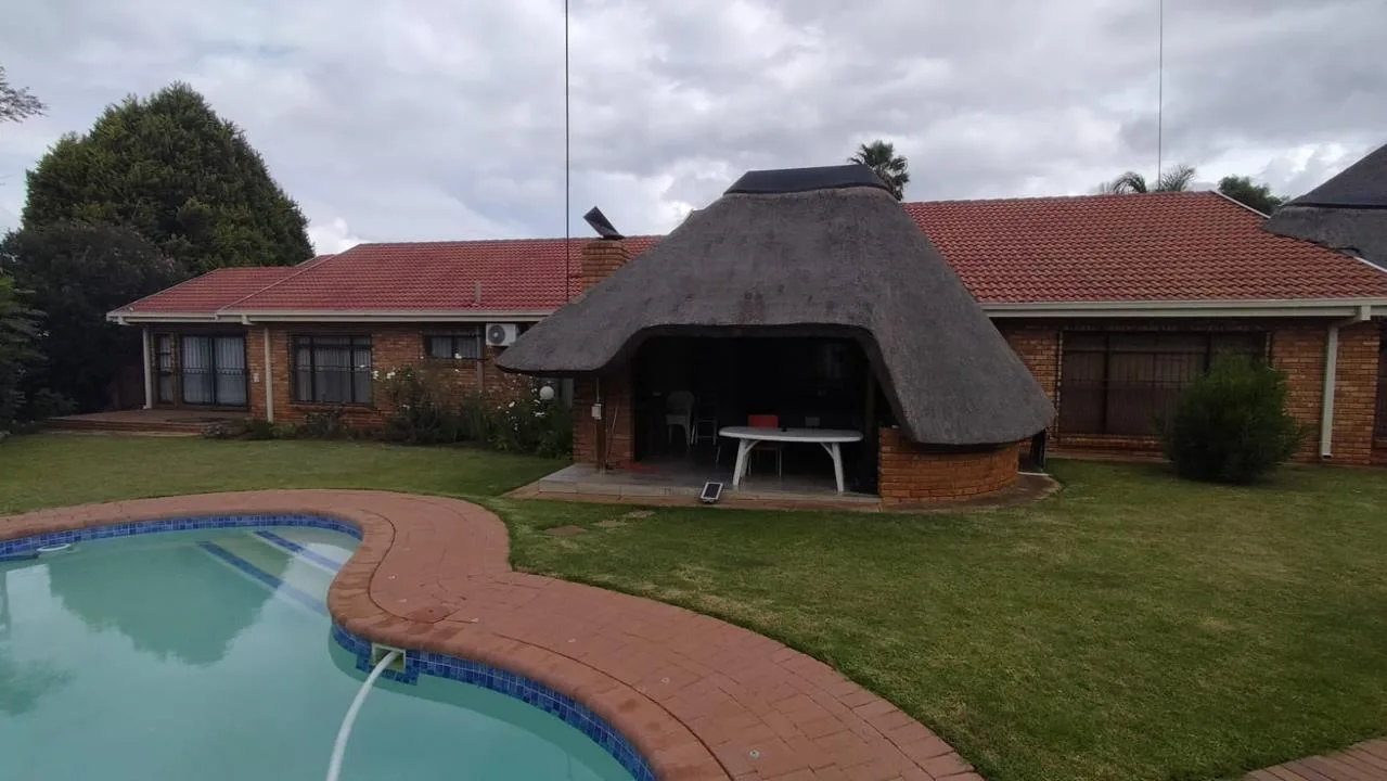 6 Bedroom House for sale in Doringkruin