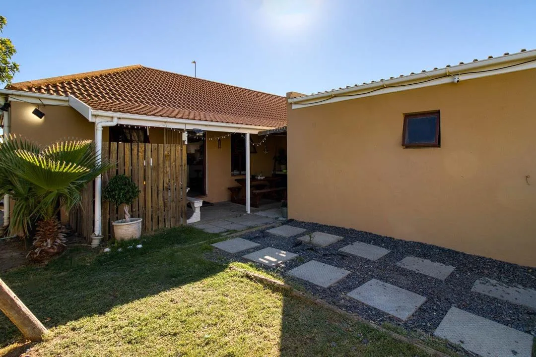 2 Bedroom House for sale in Fairview Golf Estate