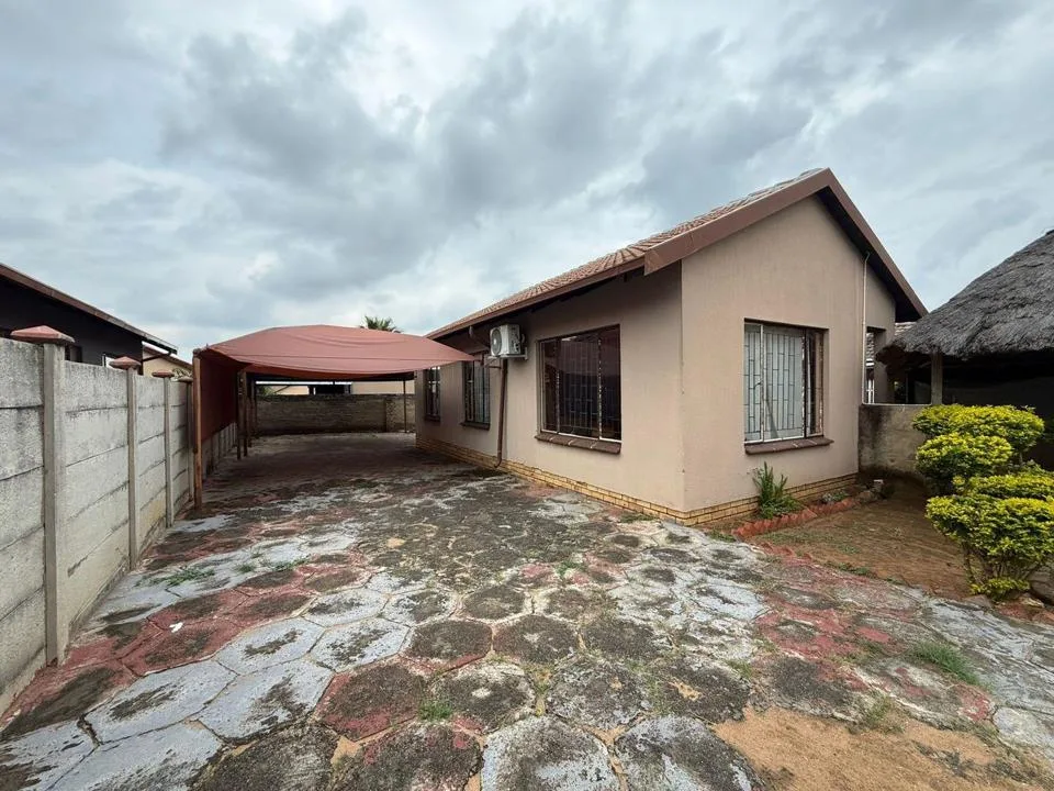 3 Bedroom House for sale in Tlhabane West