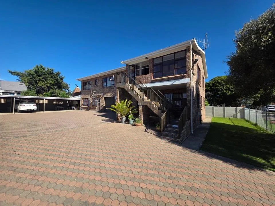 8 Bedroom House for sale in Bayview