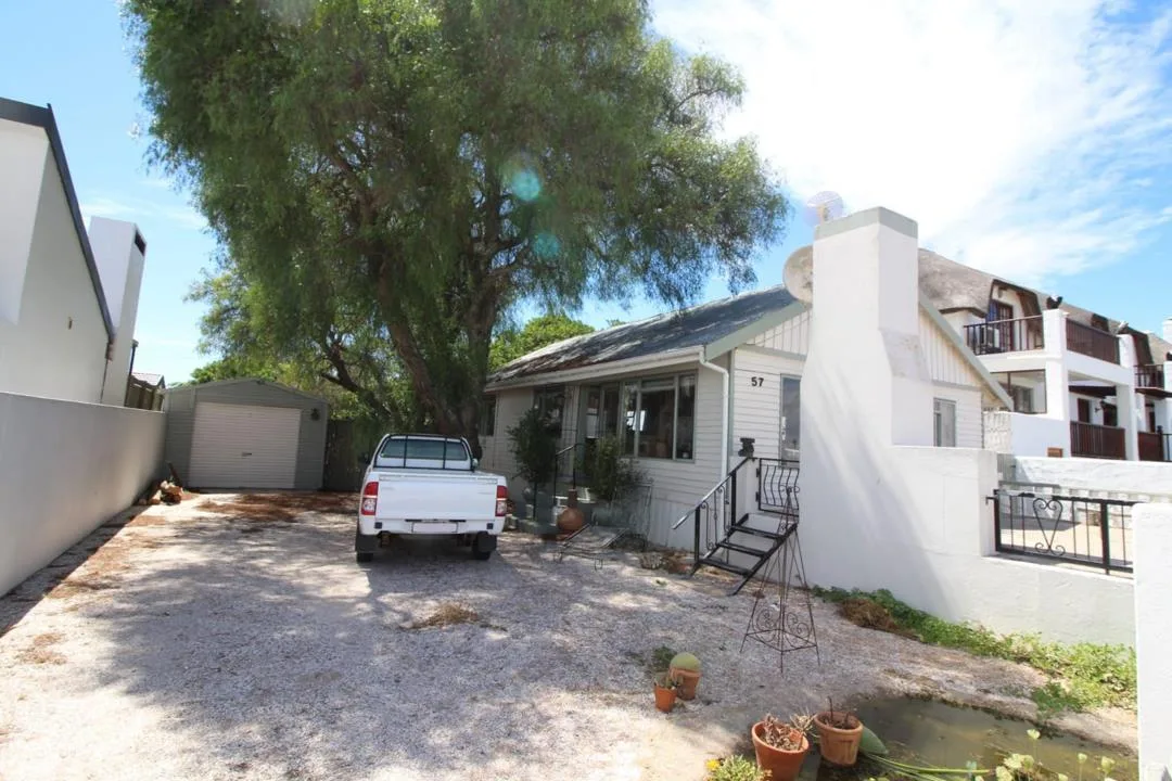 3 Bedroom House for sale in Velddrif