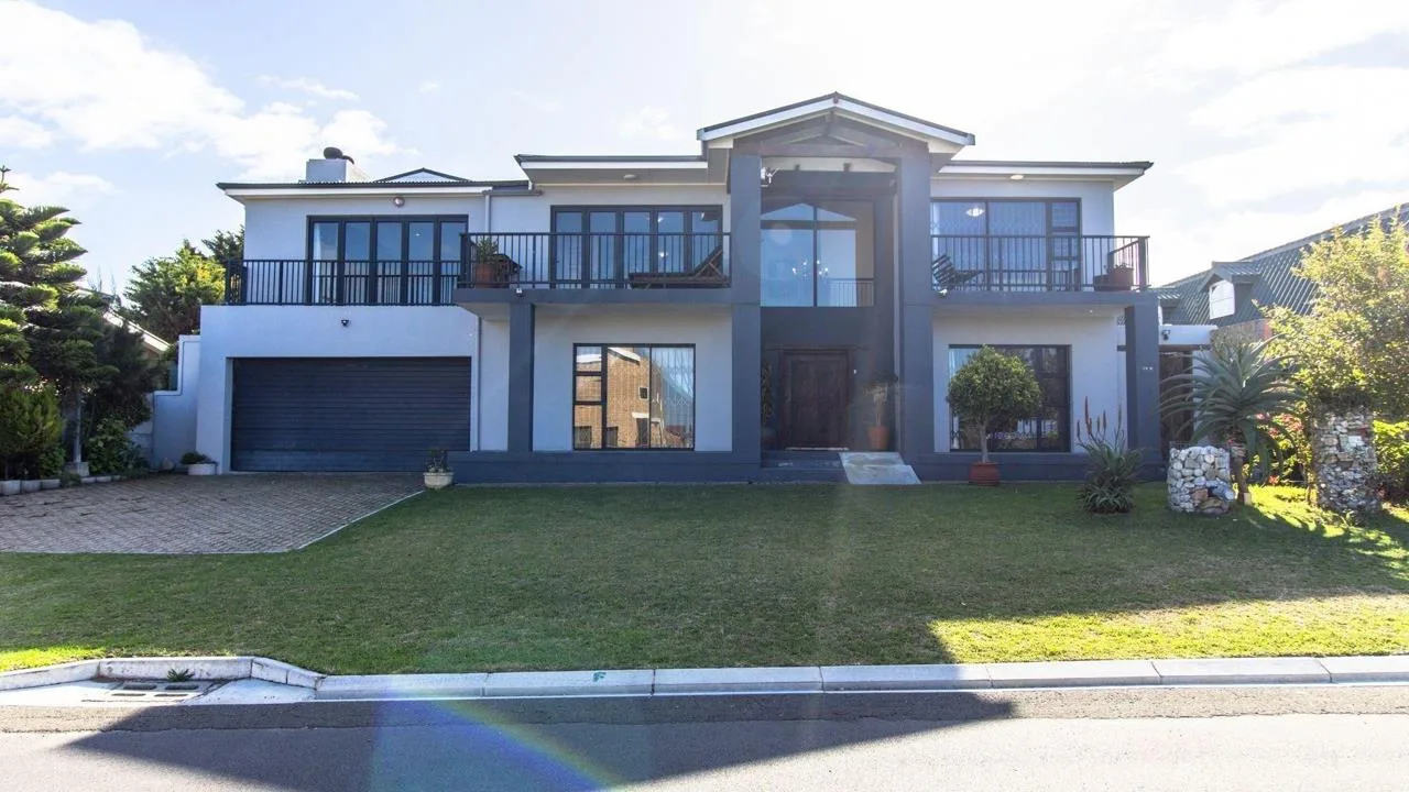 6 Bedroom House for sale in Franskraal