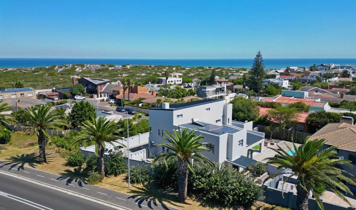 6 Bedroom House for sale in Melkbosstrand Central