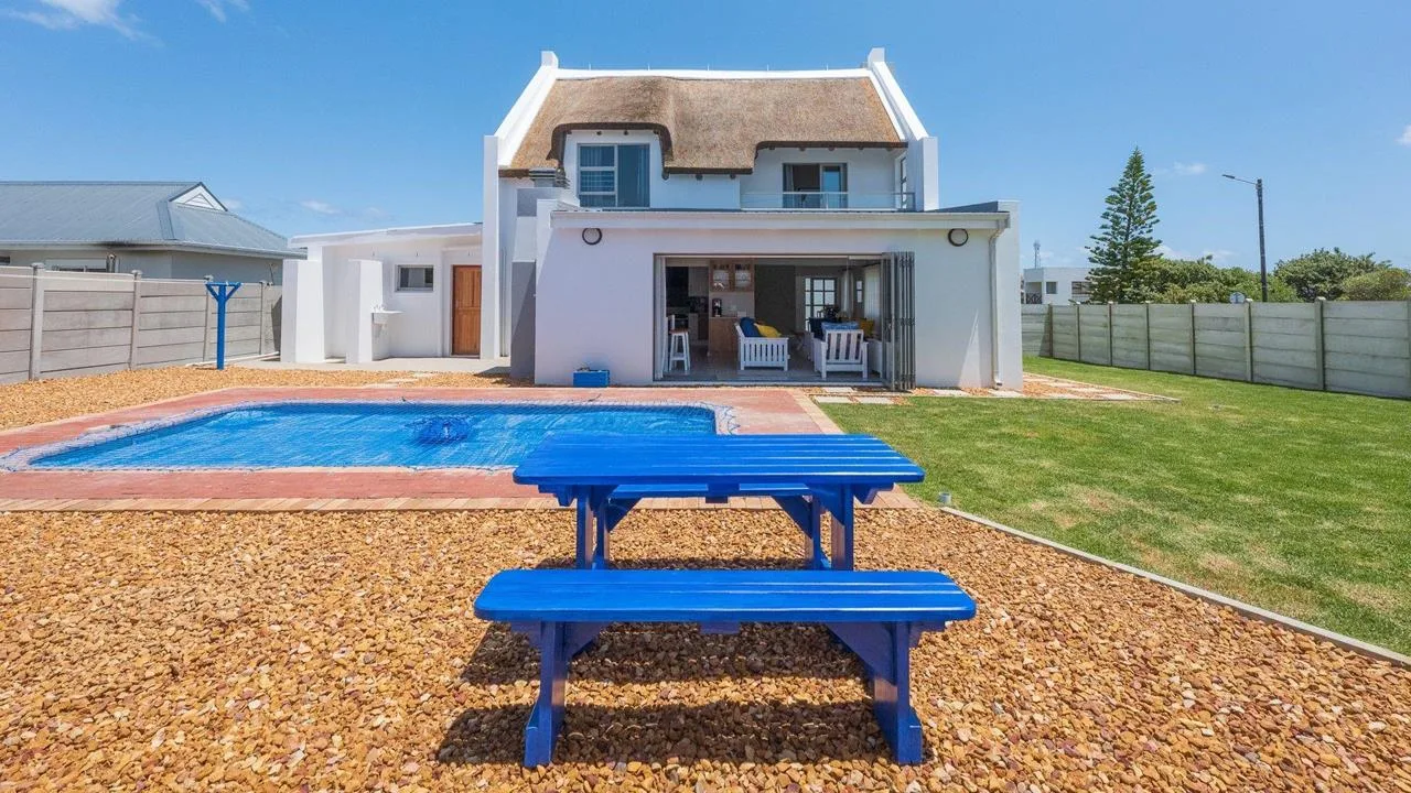 4 Bedroom House for sale in Struisbaai