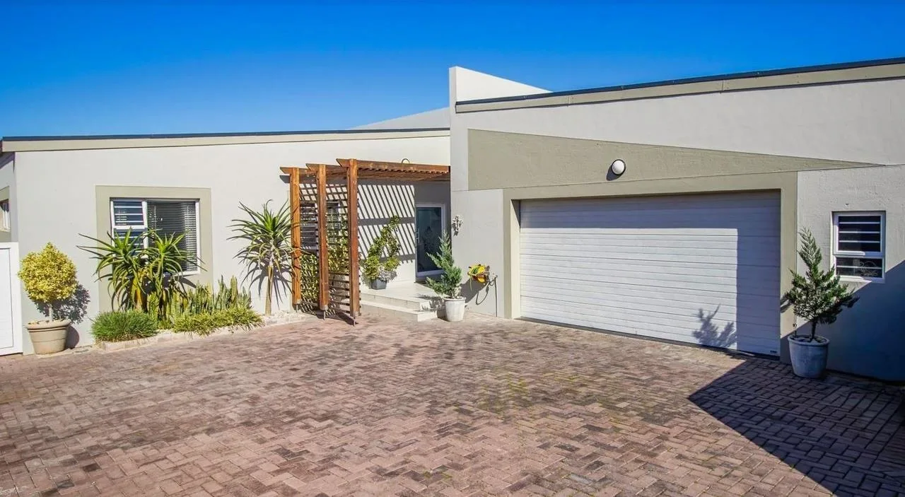 4 Bedroom House for sale in Myburgh Park