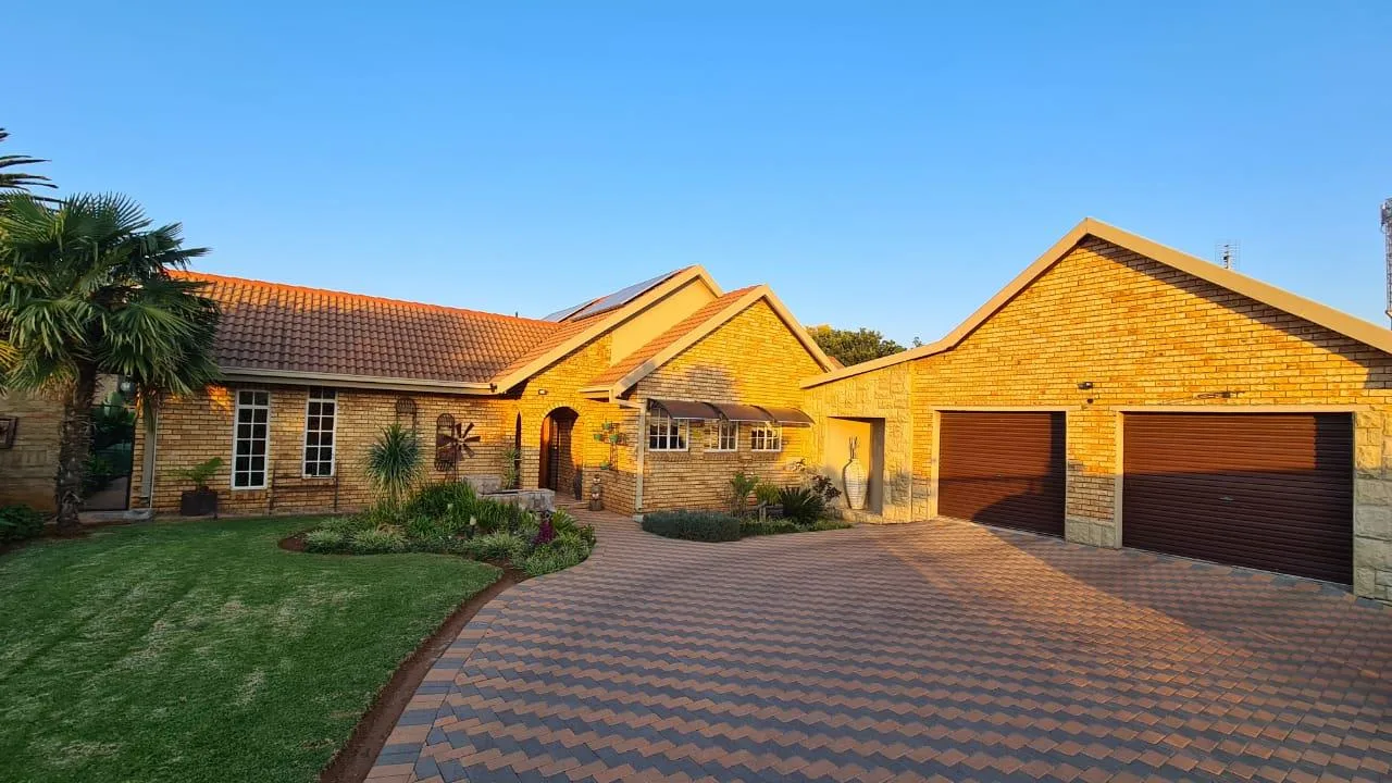 4 Bedroom House for sale in Doringkruin