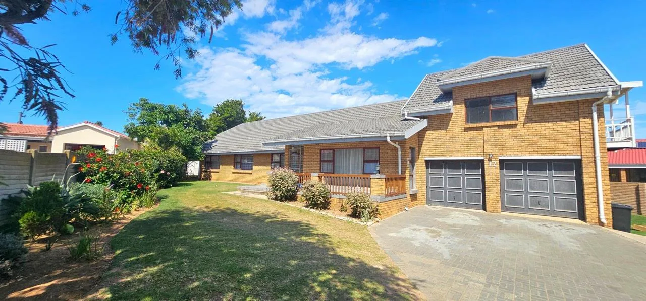 4 Bedroom House for sale in Hartenbos Central