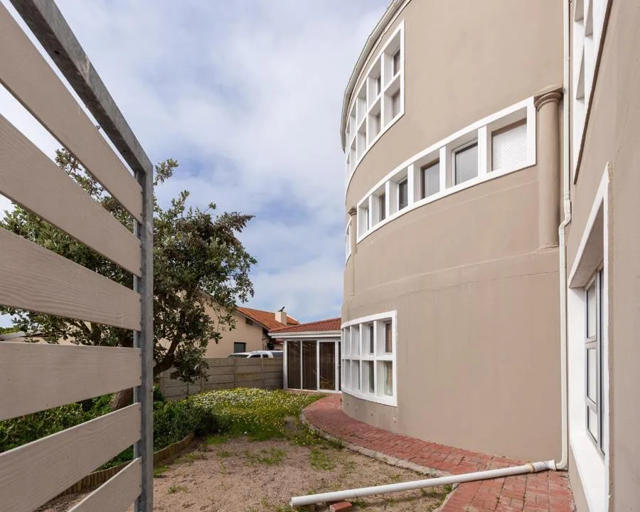 4 Bedroom House for sale in Port Owen