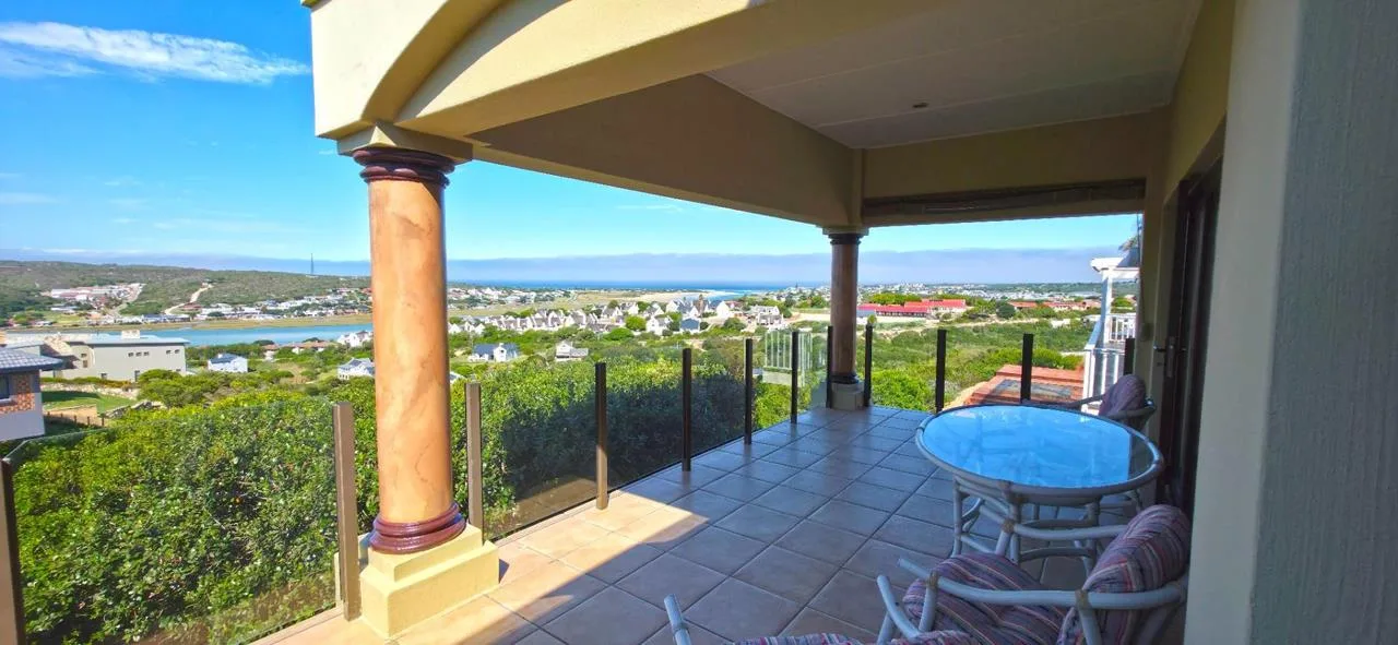 4 Bedroom House for sale in Stilbaai Wes