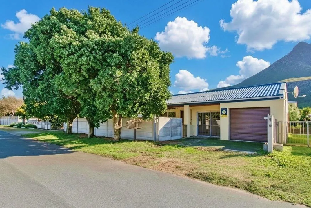 4 Bedroom House for sale in Palmiet