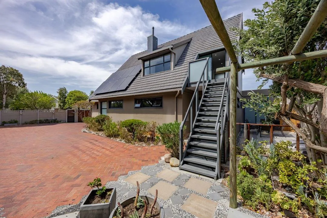 6 Bedroom House for sale in Flamingo Vlei