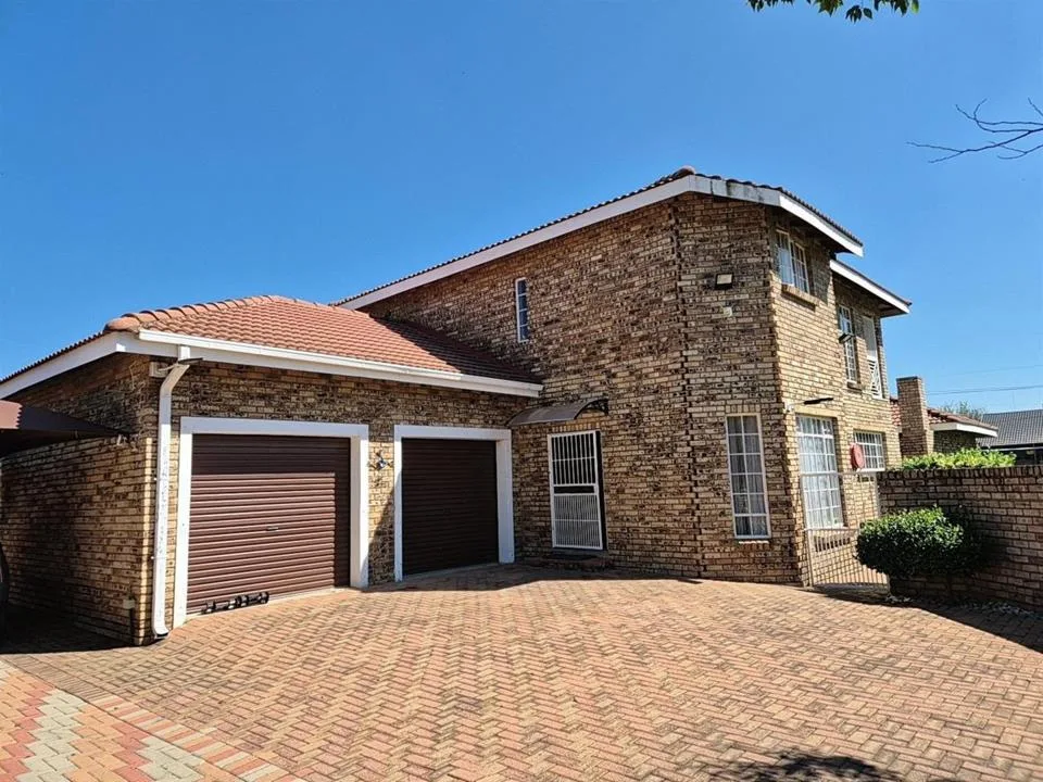 4 Bedroom House for sale in Miederpark
