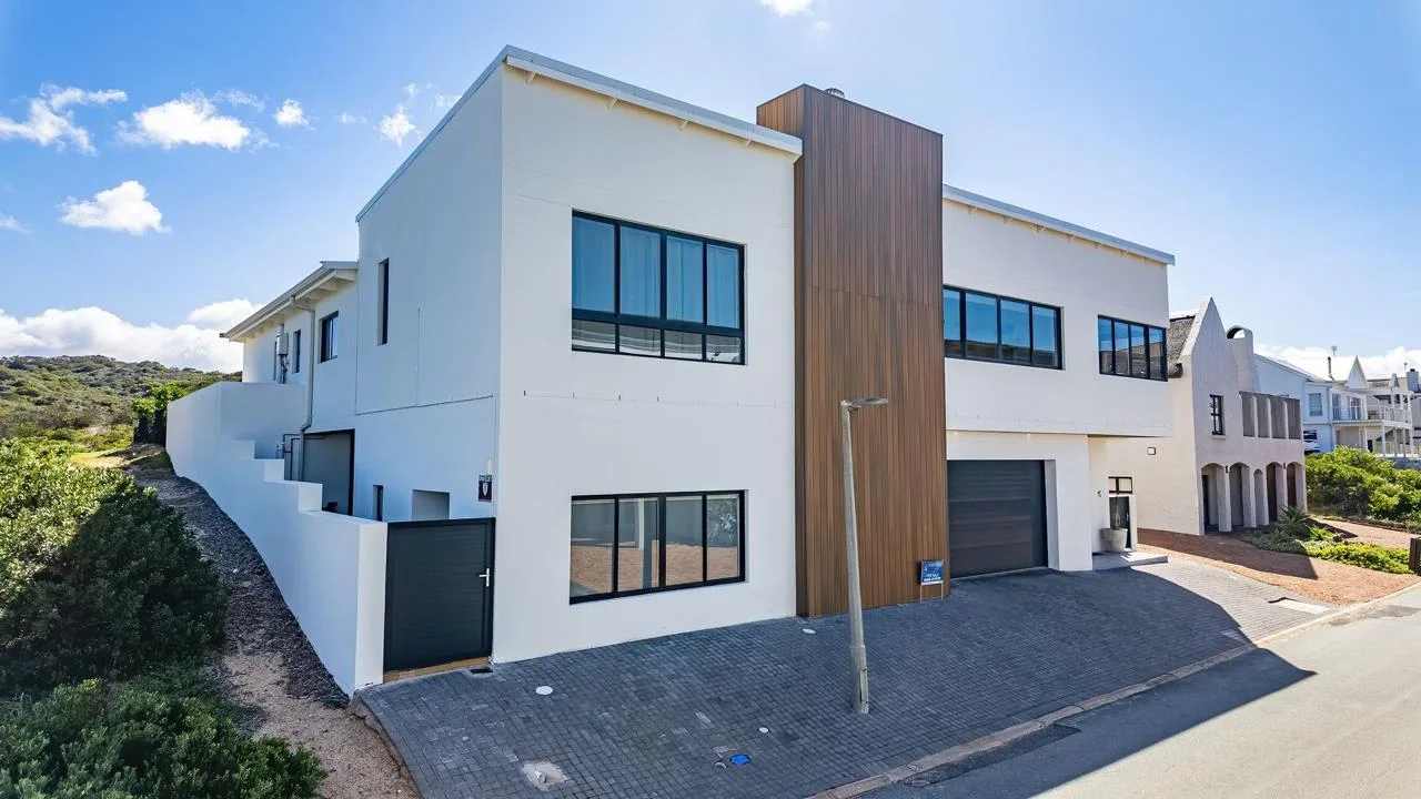 5 Bedroom House for sale in Stilbaai Oos