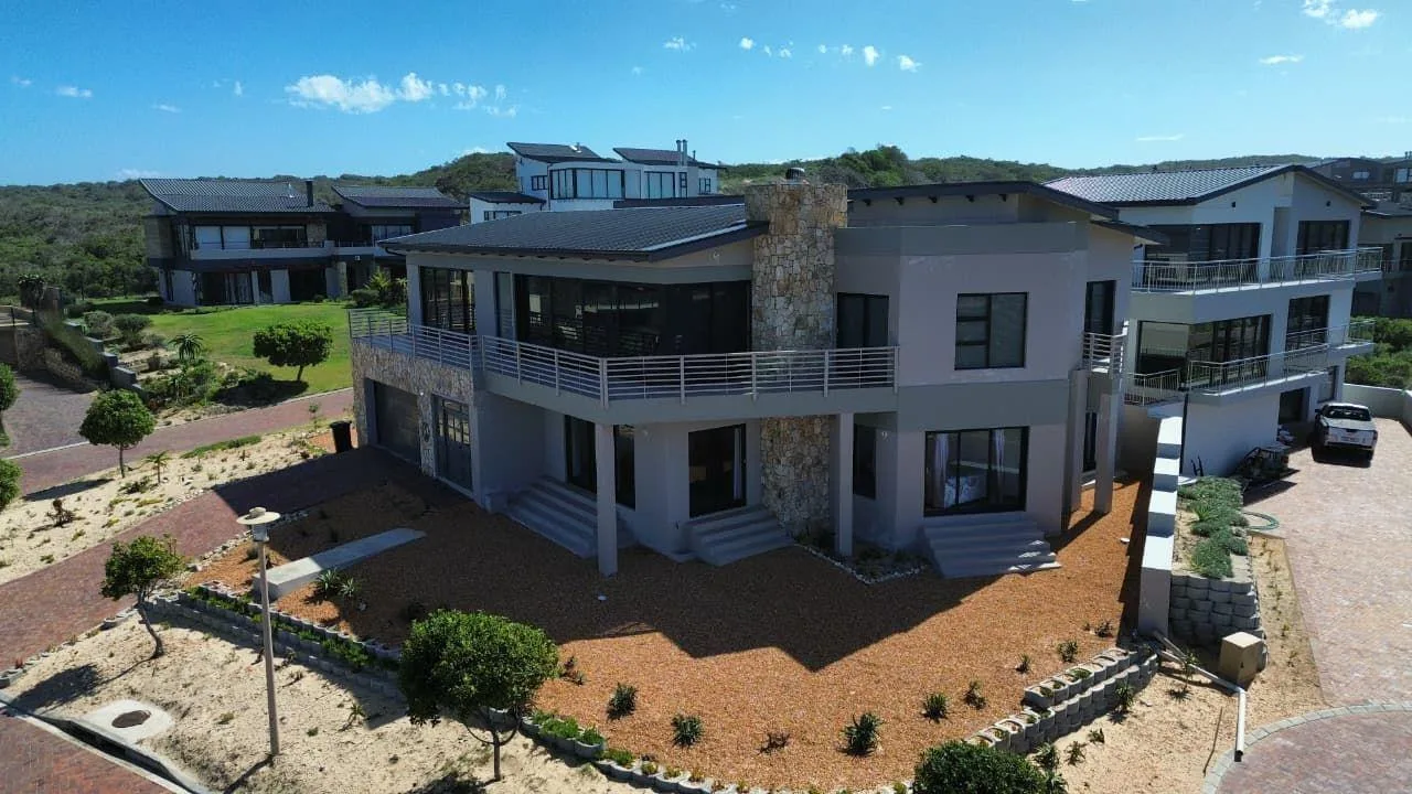5 Bedroom House for sale in Stilbaai Oos