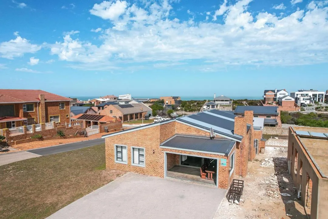 4 Bedroom House for sale in Struisbaai
