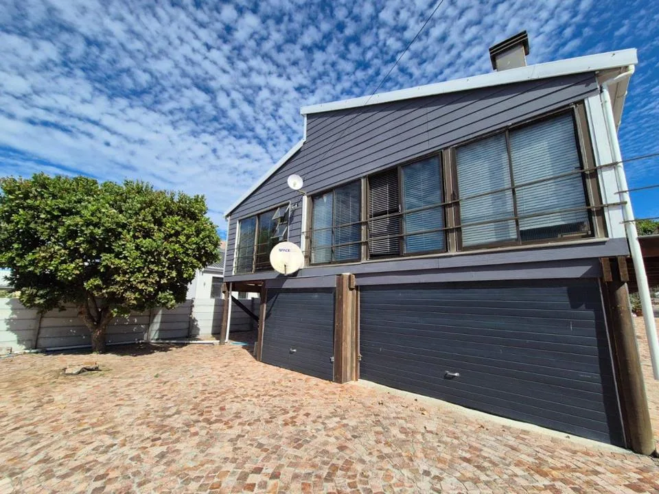 3 Bedroom House for sale in Kleinbaai