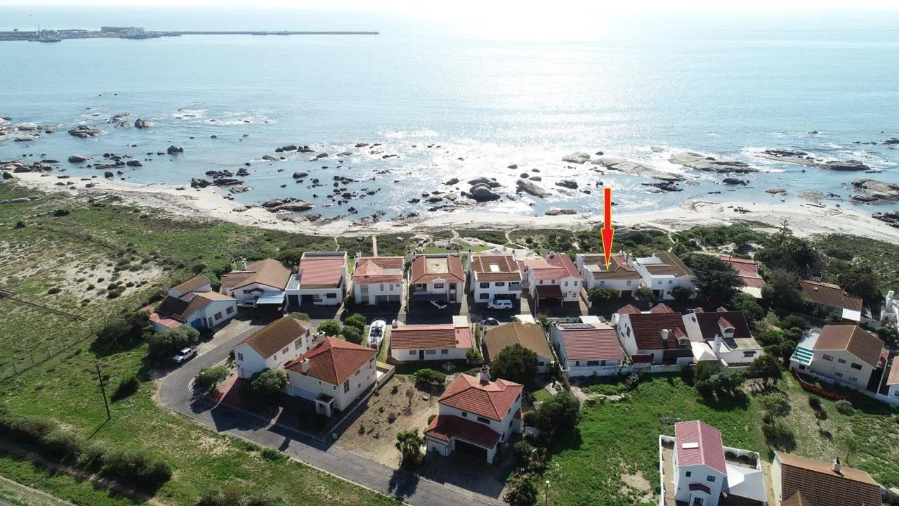 4 Bedroom House for sale in Hannasbaai