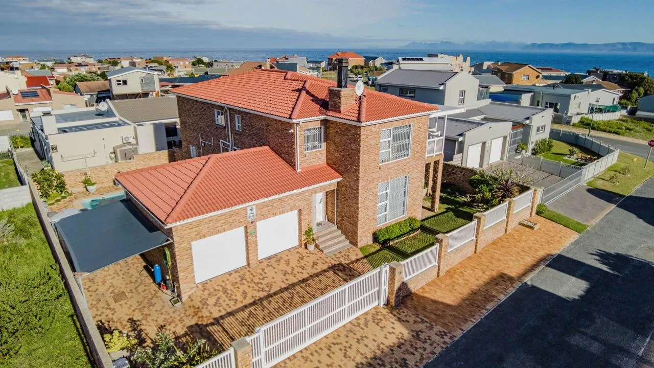 4 Bedroom House for sale in Perlemoenbaai
