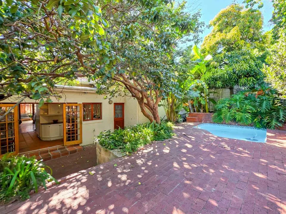 6 Bedroom House for sale in Green Point