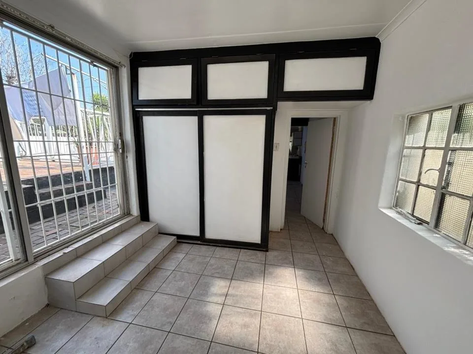 1 Bedroom House to rent in Kensington