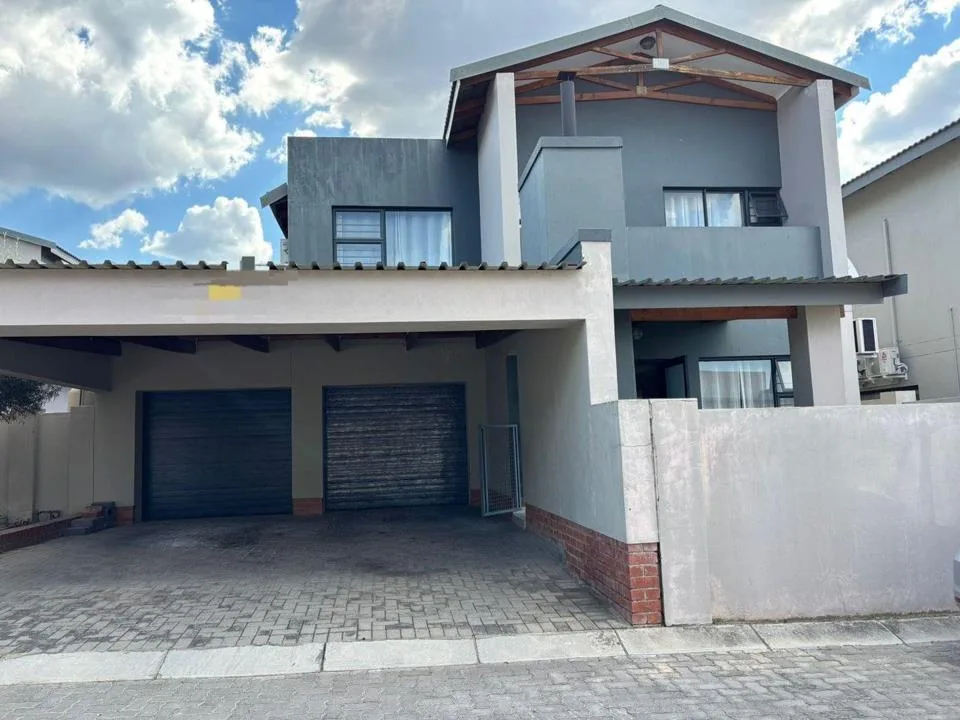 3 Bedroom House for sale in Waterkloof AH