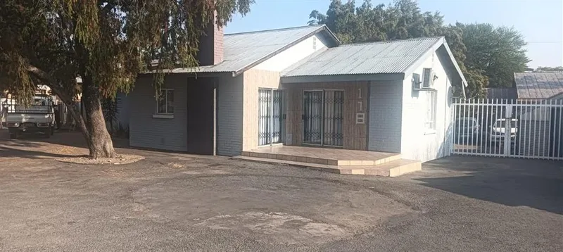 3 Bedroom House for sale in Roosheuwel