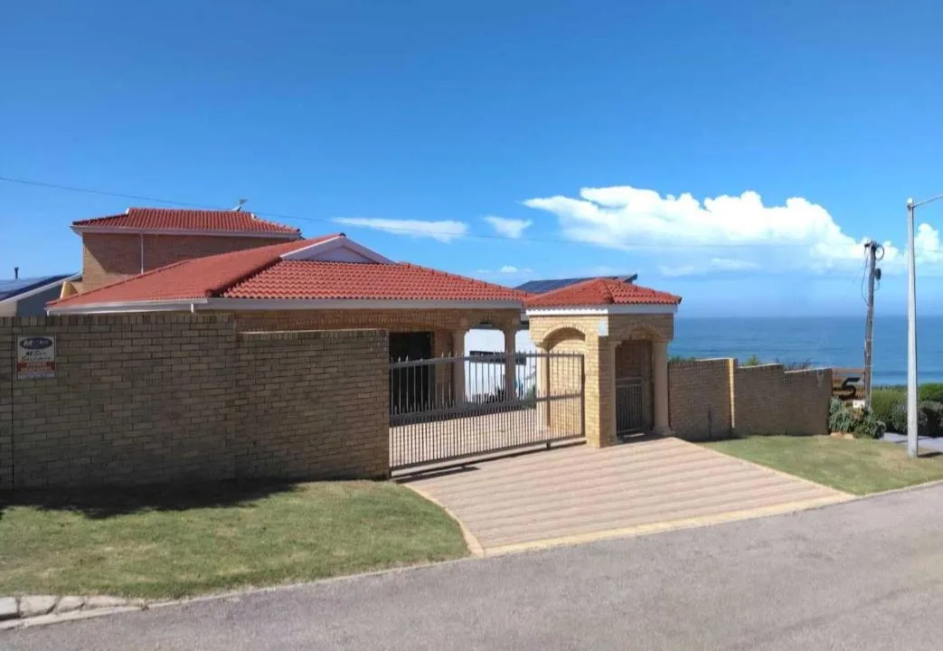 6 Bedroom House to rent in Reebok