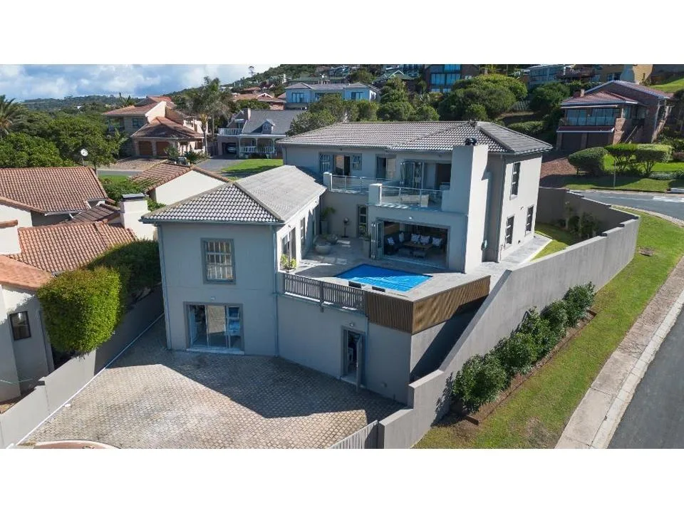 6 Bedroom House for sale in Outeniqua Strand