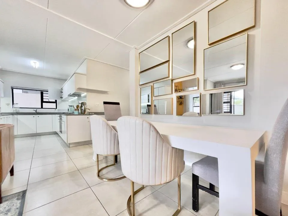 3 Bedroom Apartment / flat to rent in The Polofields