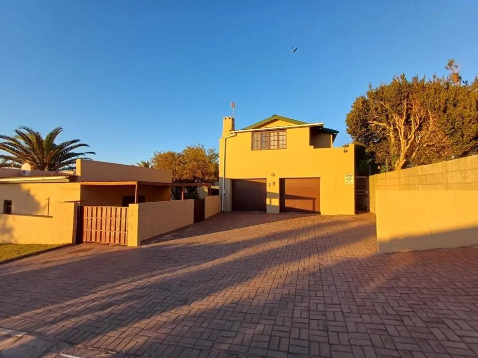6 Bedroom House for sale in Vredenburg